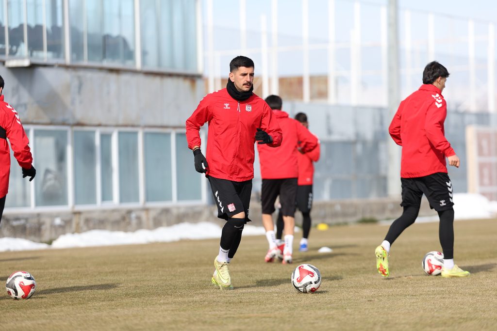Özbelsan Sivasspor’da Pendikspor Mesaisi Hız Kesmiyor: Taktik Ağırlıklı Antrenman AW630649 02 | Gündem Sivas™ Haber