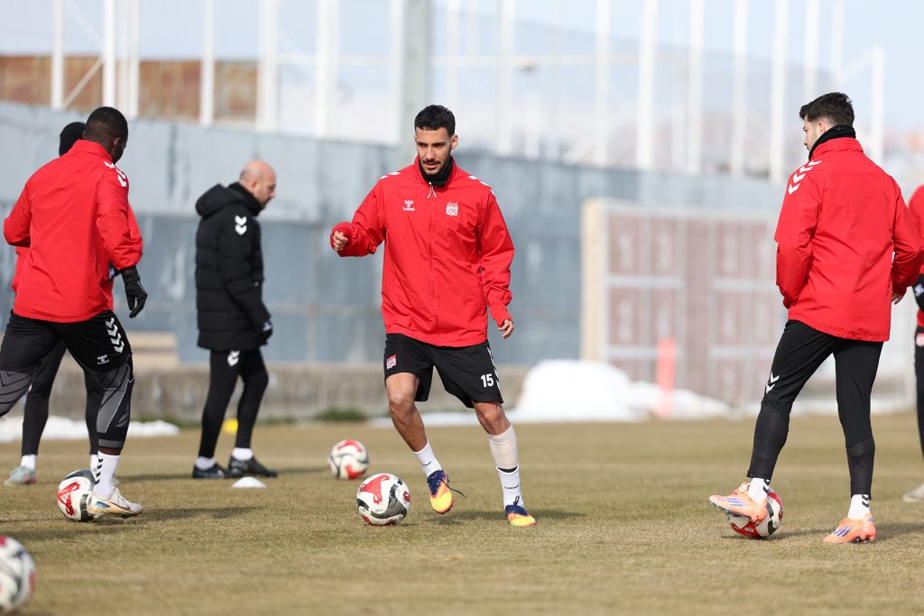 Özbelsan Sivasspor’da Pendikspor Mesaisi Hız Kesmiyor: Taktik Ağırlıklı Antrenman Özbelsan Sivasspor’da Pendikspor Mesaisi Hız Kesmiyor: Taktik Ağırlıklı Antrenman