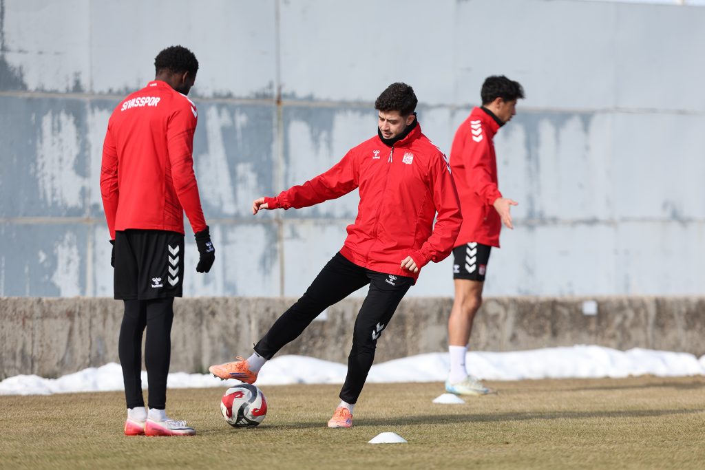 Özbelsan Sivasspor’da Pendikspor Mesaisi Hız Kesmiyor: Taktik Ağırlıklı Antrenman AW630649 04 | Gündem Sivas™ Haber