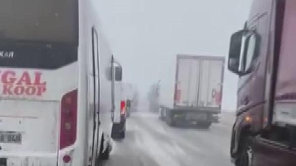 Sivas’ta Yoğun Kar Ulaşımı Felç Etti: Kritik Geçitler Kapandı, Kilometrelerce Araç Kuyruğu Oluştu Sivas’ta Yoğun Kar Ulaşımı Felç Etti: Kritik Geçitler Kapandı, Kilometrelerce Araç Kuyruğu Oluştu