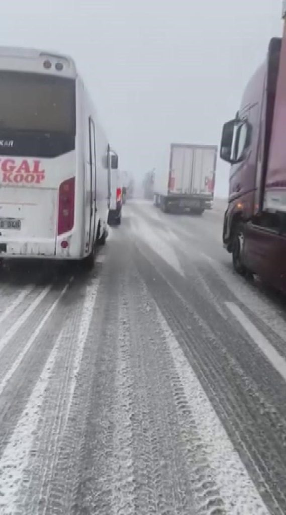 Sivas’ta Yoğun Kar Ulaşımı Felç Etti: Kritik Geçitler Kapandı, Kilometrelerce Araç Kuyruğu Oluştu AW631197 02 | Gündem Sivas™ Haber