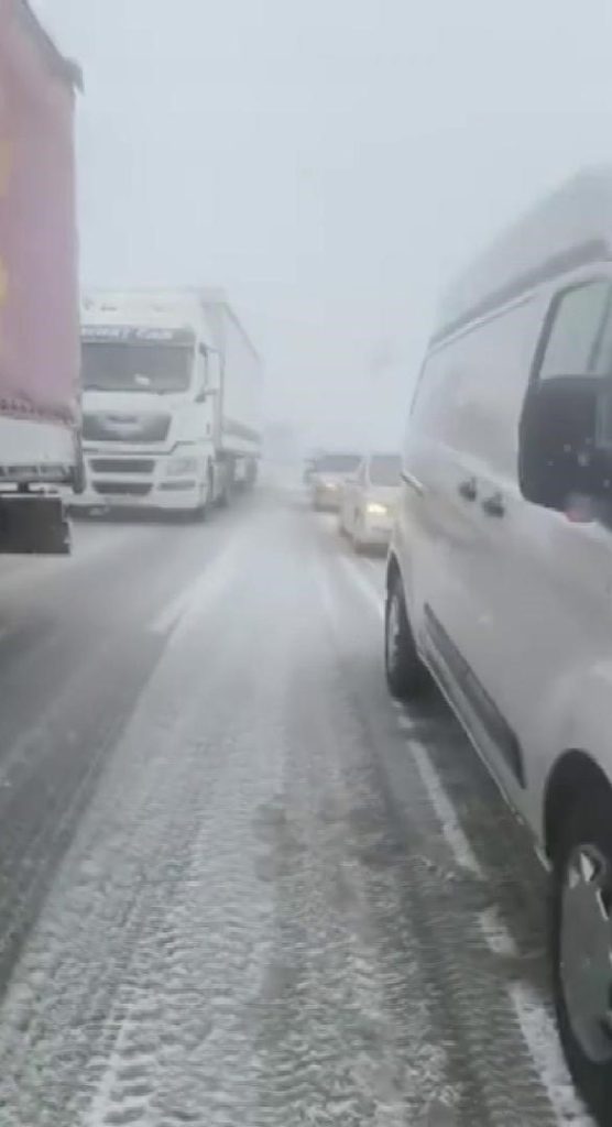 Sivas’ta Yoğun Kar Ulaşımı Felç Etti: Kritik Geçitler Kapandı, Kilometrelerce Araç Kuyruğu Oluştu AW631197 03 | Gündem Sivas™ Haber