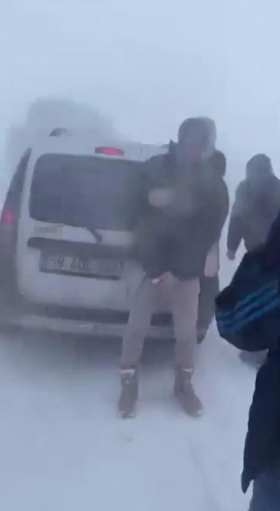 Sivas’ta Yoğun Kar Ulaşımı Felç Etti: Kritik Geçitler Kapandı, Kilometrelerce Araç Kuyruğu Oluştu AW631197 04 | Gündem Sivas™ Haber