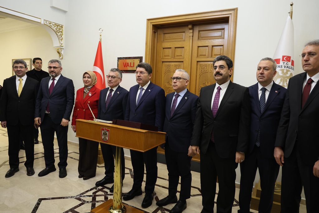 Adalet Bakanı Yılmaz Tunç Sivas’ta: Resmi Ziyaretler, Kongre Müzesi Turu ve Esnaf Buluşmaları AW631252 01 | Gündem Sivas™ Haber