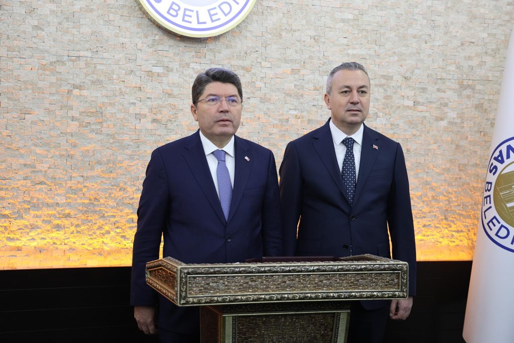 Adalet Bakanı Yılmaz Tunç Sivas’ta: Resmi Ziyaretler, Kongre Müzesi Turu ve Esnaf Buluşmaları AW631252 02 | Gündem Sivas™ Haber