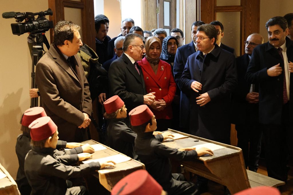 Adalet Bakanı Yılmaz Tunç Sivas’ta: Resmi Ziyaretler, Kongre Müzesi Turu ve Esnaf Buluşmaları AW631252 03 | Gündem Sivas™ Haber