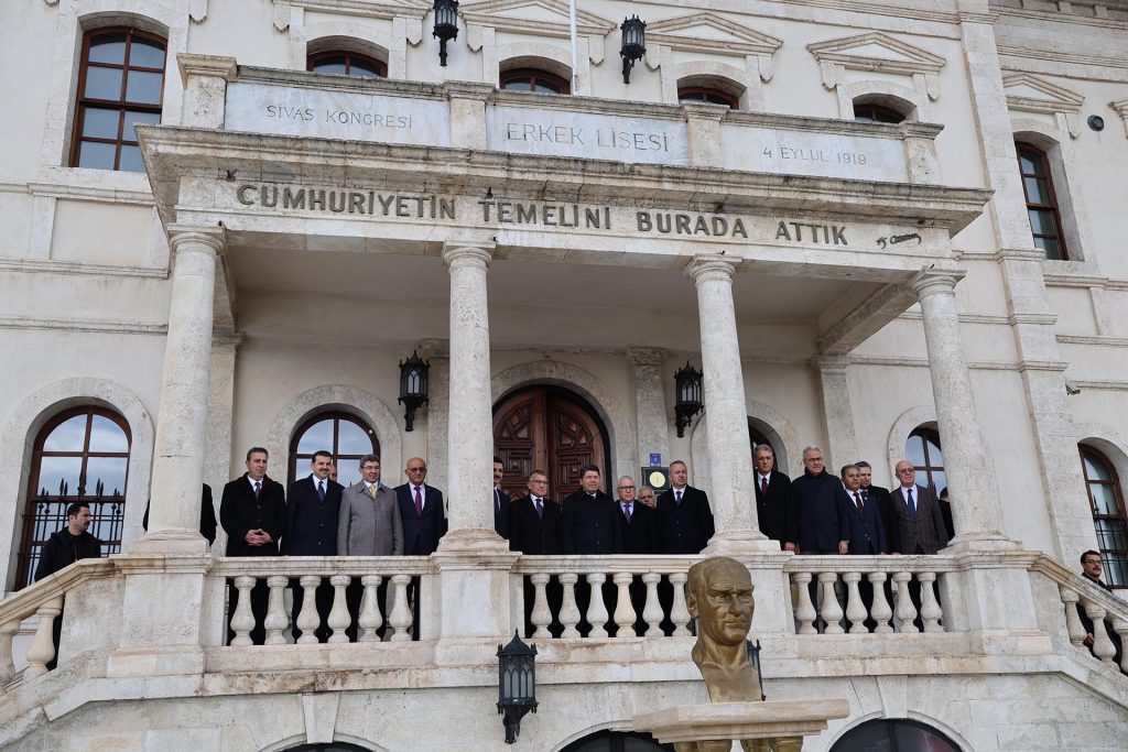 Adalet Bakanı Yılmaz Tunç Sivas’ta: Resmi Ziyaretler, Kongre Müzesi Turu ve Esnaf Buluşmaları AW631252 06 1 | Gündem Sivas™ Haber