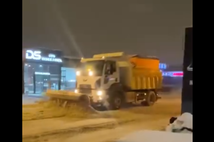 Sivas’ta Karla Mücadele Aralıksız Sürüyor: Ata Sanayi Bölgesi Ulaşıma Açıldı Sivas’ta Karla Mücadele Aralıksız Sürüyor: Ata Sanayi Bölgesi Ulaşıma Açıldı