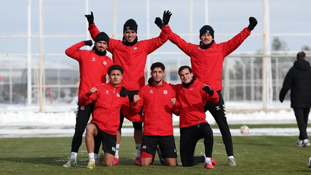 Sivasspor’dan Türk Bayrağına Yapılan Saldırıya Net Tepki: Antrenman Öncesi Anlamlı Mesaj Erzurumspor Maci Hazirliklarini Surdurduk | Gündem Sivas™ Haber