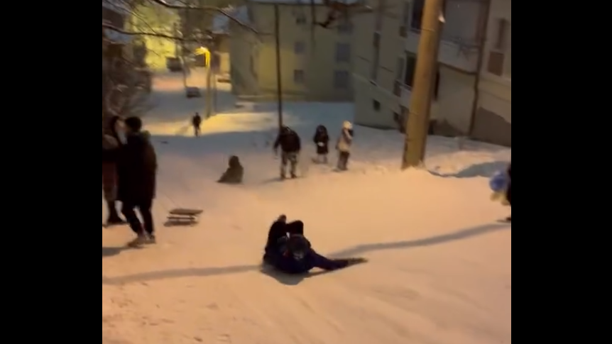 Sivas’ta İki Günlük Kar Yağışı Sonrası Sokaklar Kayak Pistine Döndü: Çocukların Neşesi Kameralara Yansıdı Kayak 2 | Gündem Sivas™ Haber