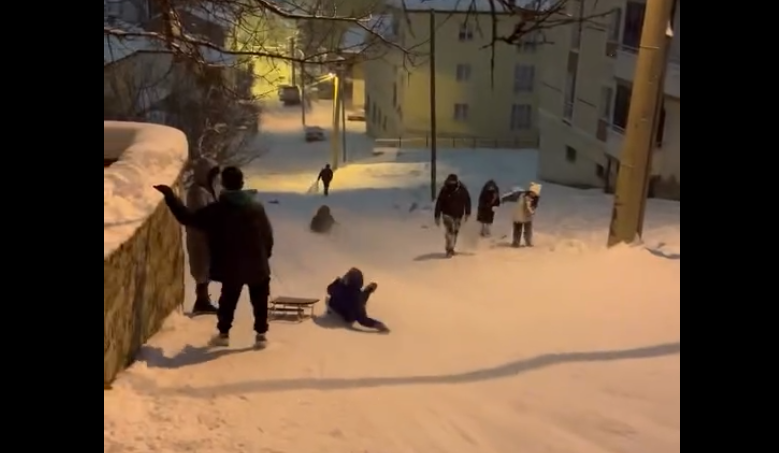Sivas’ta İki Günlük Kar Yağışı Sonrası Sokaklar Kayak Pistine Döndü: Çocukların Neşesi Kameralara Yansıdı Kayak 3 | Gündem Sivas™ Haber