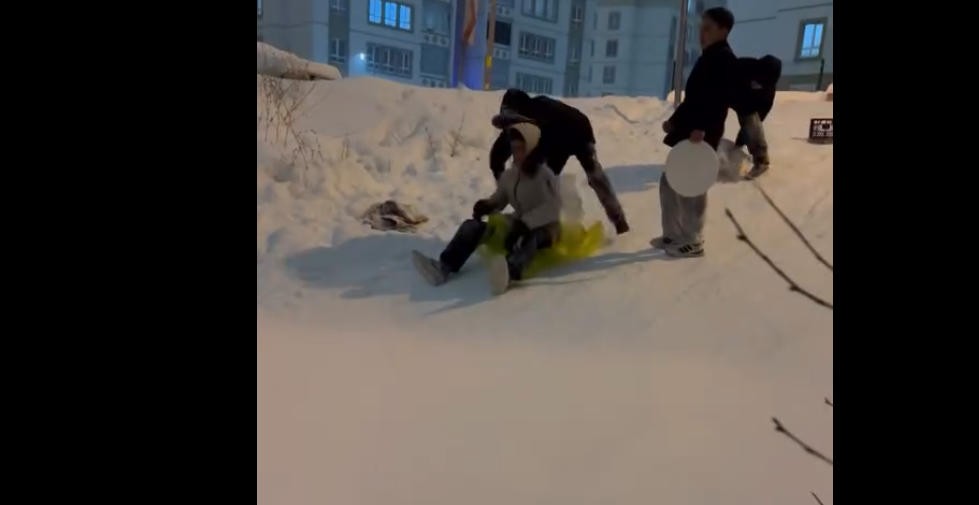 Sivas’ta İki Günlük Kar Yağışı Sonrası Sokaklar Kayak Pistine Döndü: Çocukların Neşesi Kameralara Yansıdı Kayak 4 | Gündem Sivas™ Haber