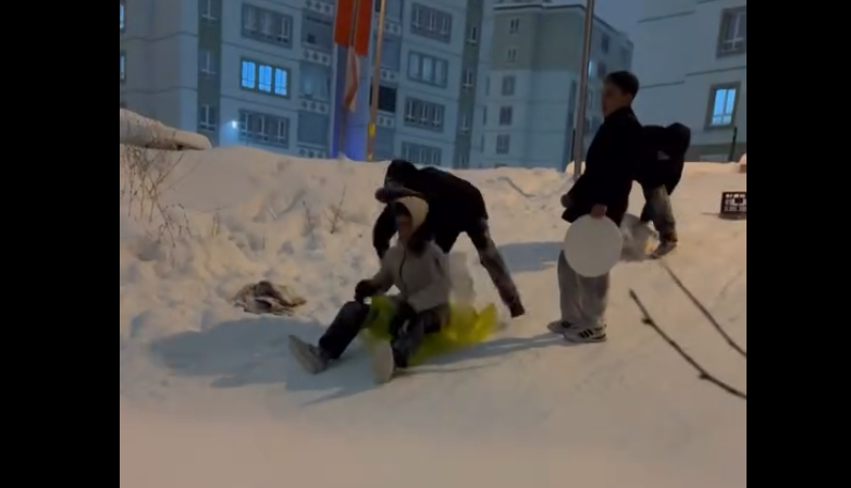 Sivas’ta İki Günlük Kar Yağışı Sonrası Sokaklar Kayak Pistine Döndü: Çocukların Neşesi Kameralara Yansıdı Sivas’ta İki Günlük Kar Yağışı Sonrası Sokaklar Kayak Pistine Döndü: Çocukların Neşesi Kameralara Yansıdı