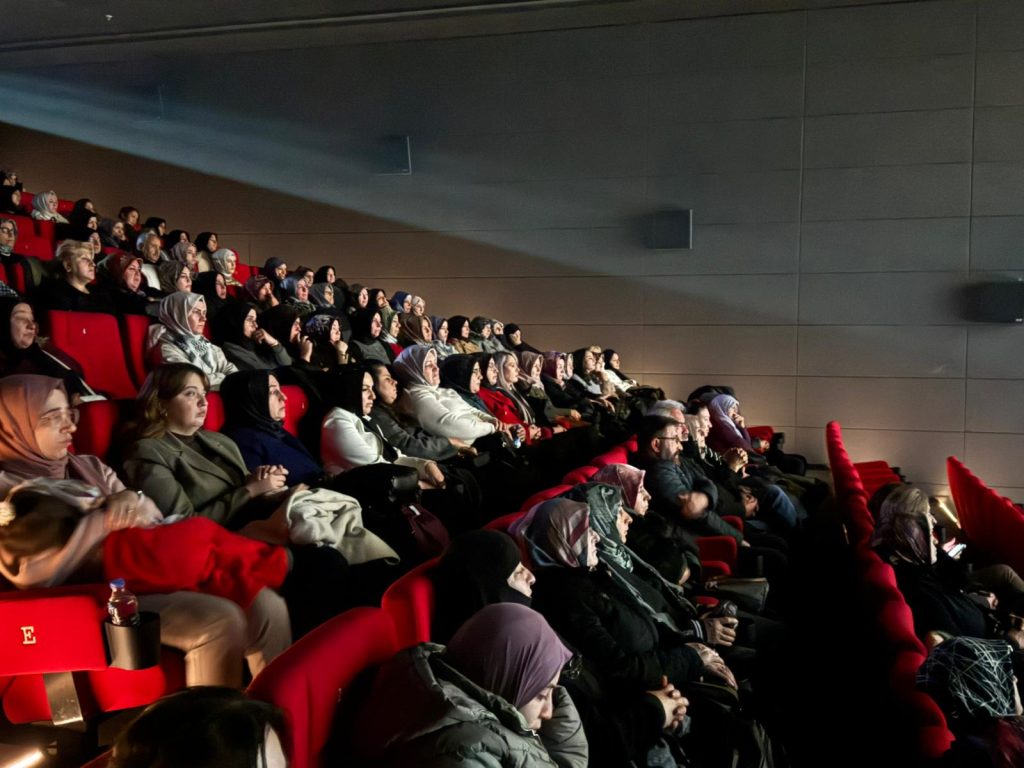 Gazze’nin Sessiz Çığlığı Sivas’ta Yankılandı: “Hind Receb’in Sesi” Filmi Yürekleri Dağladı Rukiye Toy 5 | Gündem Sivas™ Haber