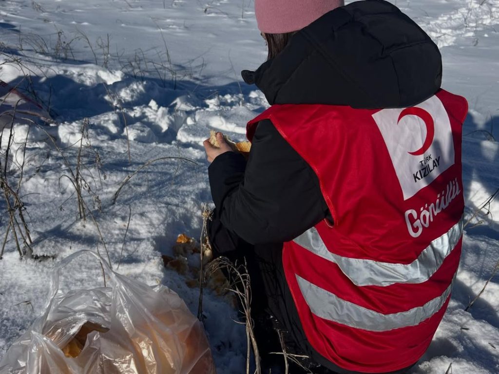 Zorlu Kış Şartlarında Örnek Dayanışma: Türk Kızılay Zara Gönüllülerinden Doğadaki Canlara Anlamlı Destek Turk Kizilayi Zara 3 | Gündem Sivas™ Haber