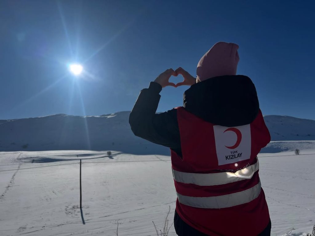 Zorlu Kış Şartlarında Örnek Dayanışma: Türk Kızılay Zara Gönüllülerinden Doğadaki Canlara Anlamlı Destek Turk Kizilayi Zara 7 | Gündem Sivas™ Haber