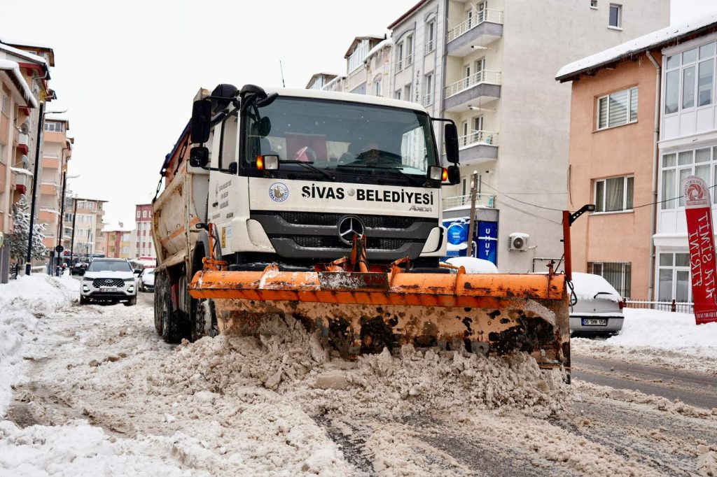 Sivas’ta Son 20 Yılın En Yoğun Kar Yağışı: Belediyeden 7/24 Seferberlik ve Vatandaşa Sıcak Destek Sivas’ta Son 20 Yılın En Yoğun Kar Yağışı: Belediyeden 7/24 Seferberlik ve Vatandaşa Sıcak Destek