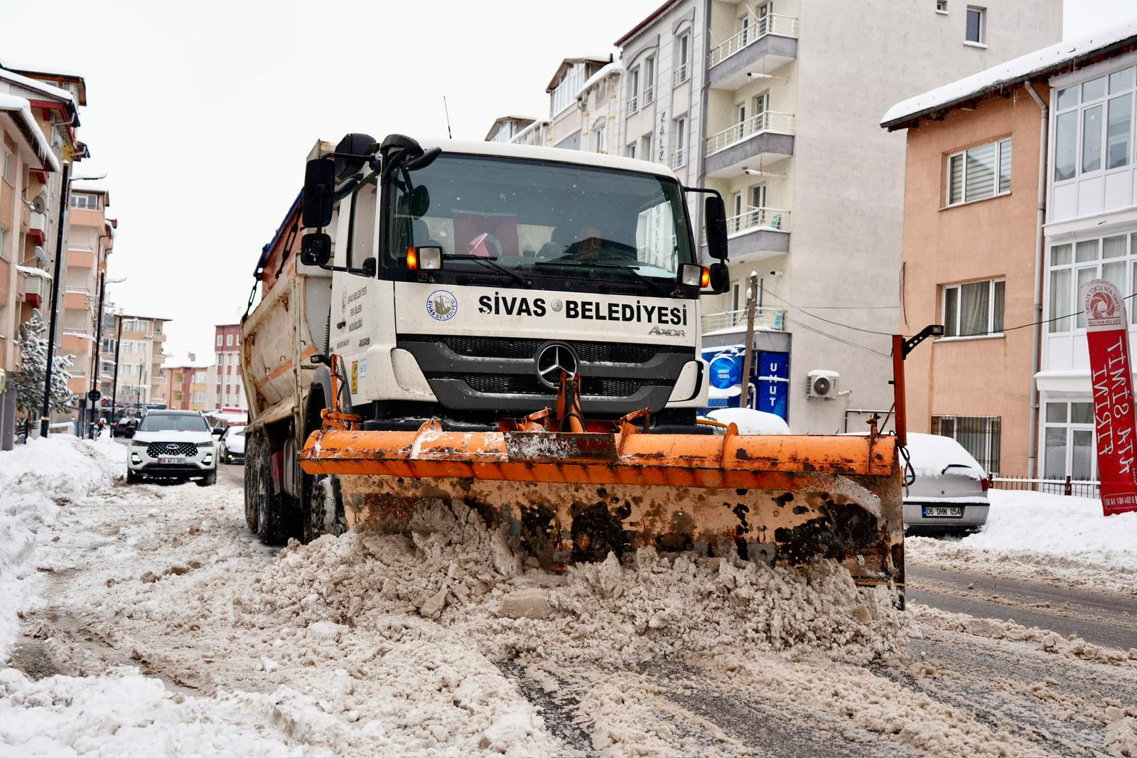 Sivas’ta Son 20 Yılın En Yoğun Kar Yağışı: Belediyeden 7/24 Seferberlik ve Vatandaşa Sıcak Destek