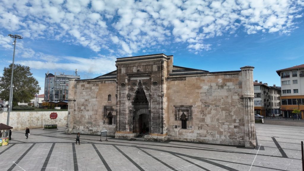 755 Yıllık Buruciye Medresesi İçin Tarihi Adım: Kapsamlı Restorasyon Projesi Başlatıldı buruciye medresesi 3239 | Gündem Sivas™ Haber