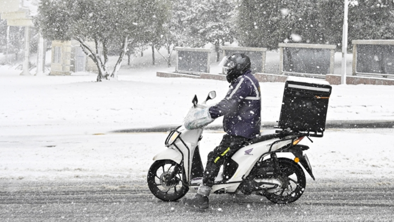 Sivas’ta Kar Alarmı: Olumsuz Hava Şartları Nedeniyle Motokuryelere 1 Günlük Trafik Yasağı