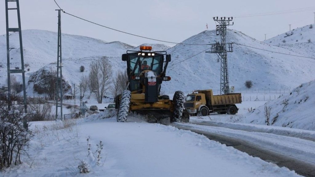 Sivas’ta Dondurucu Soğuk Alarmı: Kar Yağışı Sonrası 227 Yerleşim Yerine Ulaşım Sağlanamıyor Sivas’ta Dondurucu Soğuk Alarmı: Kar Yağışı Sonrası 227 Yerleşim Yerine Ulaşım Sağlanamıyor