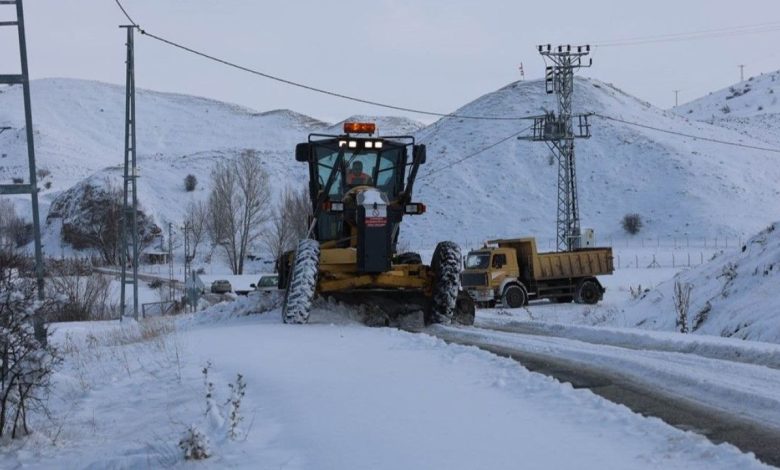 Sivas’ta Dondurucu Soğuk Alarmı: Kar Yağışı Sonrası 227 Yerleşim Yerine Ulaşım Sağlanamıyor vali simsekten kar mesaisine yakin takip4 | Gündem Sivas™ Haber