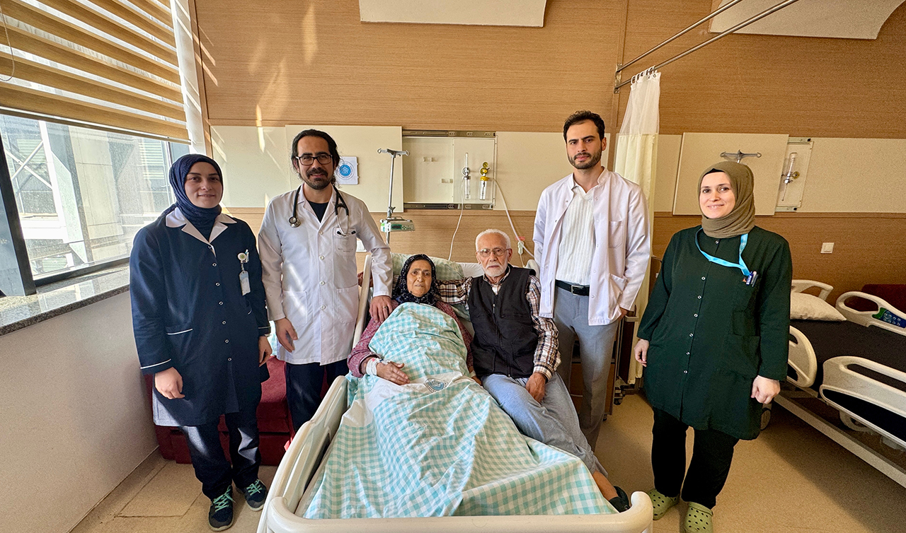 Konya’da 83 Yaşındaki Kalp Hastasına Kasıktan Kapalı Müdahale: Türkiye’de Nadir Uygulanan Yöntemle Hayata Tutundu