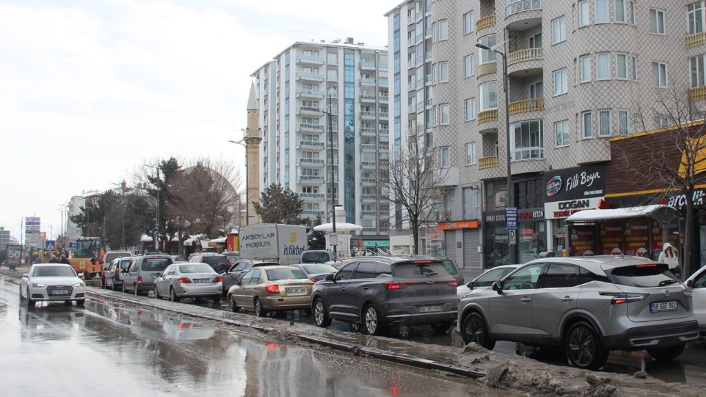 Sivas’ta Motorlu Kara Taşıtı Sayısı 217 Bin 759’a Yükseldi: Devir İşlemlerinde Dikkat Çeken Artış Sivas’ta Motorlu Kara Taşıtı Sayısı 217 Bin 759’a Yükseldi: Devir İşlemlerinde Dikkat Çeken Artış