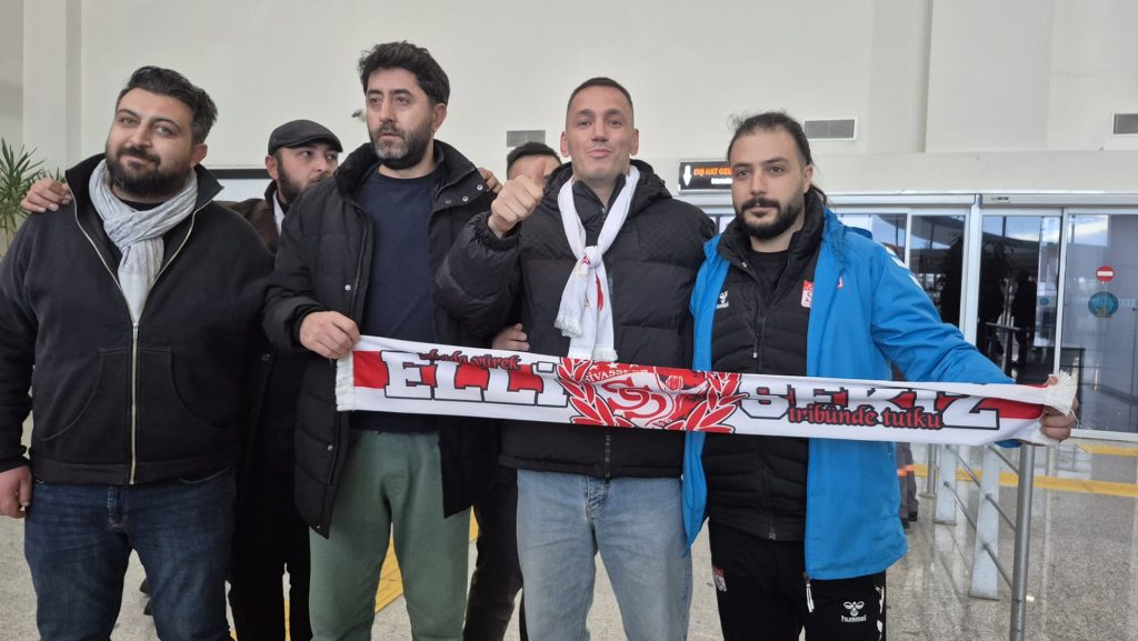 Rey Manaj 555 Gün Sonra Sivas’ta: Sivasspor Taraftarından Meşaleli Karşılama AW632064 01 | Gündem Sivas™ Haber