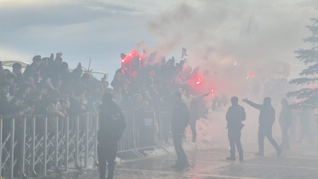 Rey Manaj 555 Gün Sonra Sivas’ta: Sivasspor Taraftarından Meşaleli Karşılama Rey Manaj 555 Gün Sonra Sivas’ta: Sivasspor Taraftarından Meşaleli Karşılama