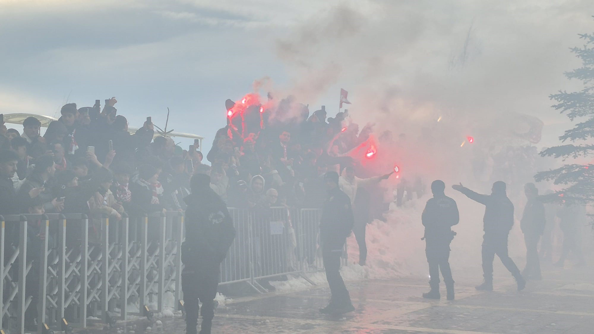 Rey Manaj 555 Gün Sonra Sivas’ta: Sivasspor Taraftarından Meşaleli Karşılama