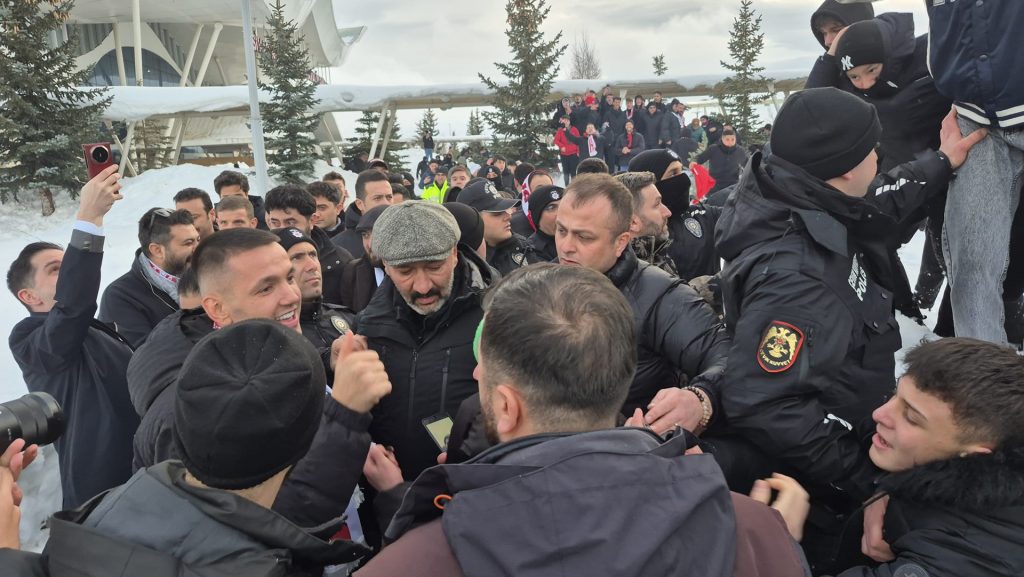 Rey Manaj 555 Gün Sonra Sivas’ta: Sivasspor Taraftarından Meşaleli Karşılama AW632064 03 | Gündem Sivas™ Haber