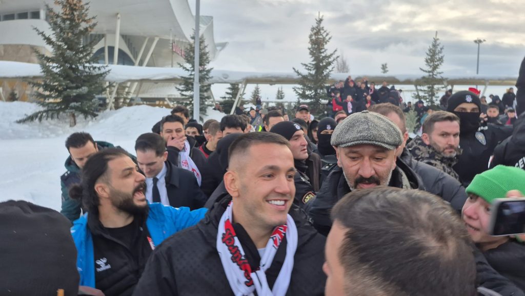 Rey Manaj 555 Gün Sonra Sivas’ta: Sivasspor Taraftarından Meşaleli Karşılama AW632064 04 | Gündem Sivas™ Haber