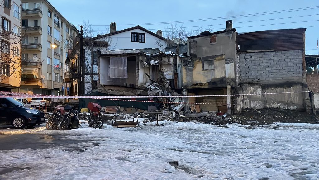 Sivas’ta Metruk Binada Beklenmedik Çökme: Halit Rıfat Paşa Mahallesi’nde Kısa Süreli Panik AW632089 01 | Gündem Sivas™ Haber