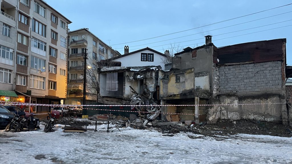 Sivas’ta Metruk Binada Beklenmedik Çökme: Halit Rıfat Paşa Mahallesi’nde Kısa Süreli Panik AW632089 02 1 | Gündem Sivas™ Haber