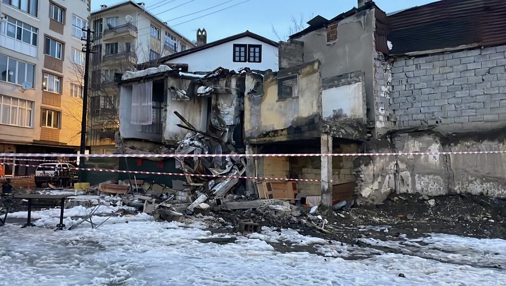 Sivas’ta Metruk Binada Beklenmedik Çökme: Halit Rıfat Paşa Mahallesi’nde Kısa Süreli Panik Sivas’ta Metruk Binada Beklenmedik Çökme: Halit Rıfat Paşa Mahallesi’nde Kısa Süreli Panik