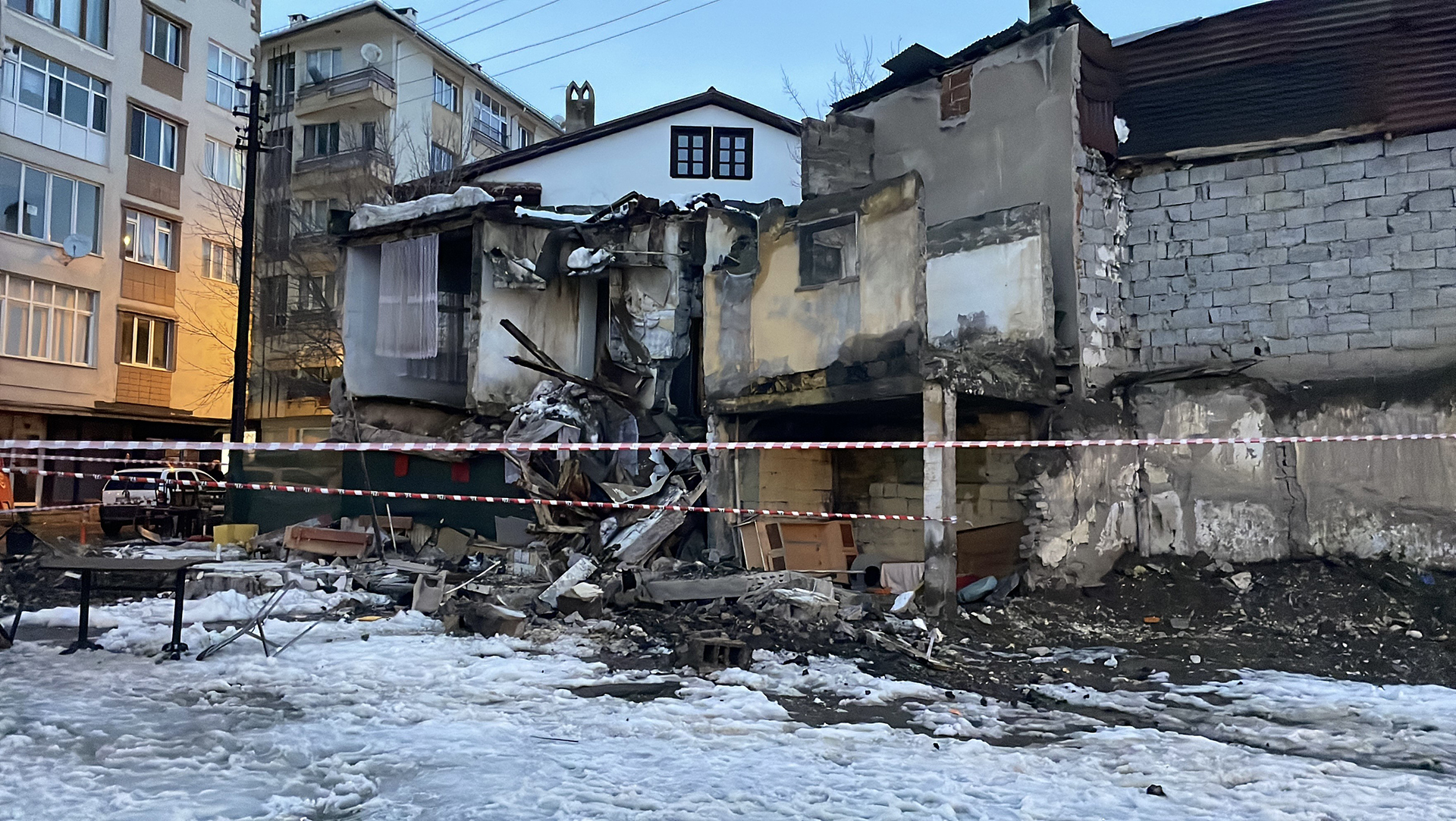 Sivas’ta Metruk Binada Beklenmedik Çökme: Halit Rıfat Paşa Mahallesi’nde Kısa Süreli Panik