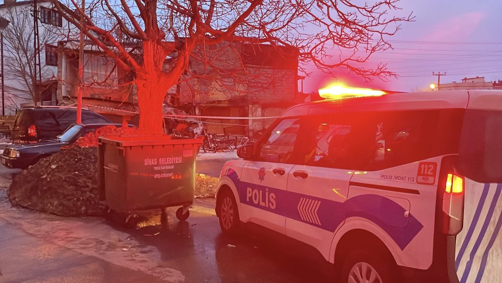 Sivas’ta Metruk Binada Beklenmedik Çökme: Halit Rıfat Paşa Mahallesi’nde Kısa Süreli Panik AW632089 04 | Gündem Sivas™ Haber