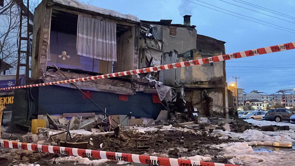 Sivas’ta Metruk Binada Beklenmedik Çökme: Halit Rıfat Paşa Mahallesi’nde Kısa Süreli Panik AW632089 05 | Gündem Sivas™ Haber