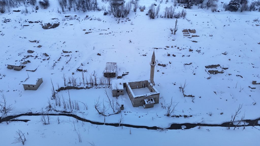 Kuraklık Pusat Barajı’nı Geri Çekti: 16 Yıl Sonra Ortaya Çıkan Eski Köy Kar Altında Kaldı Kuraklık Pusat Barajı’nı Geri Çekti: 16 Yıl Sonra Ortaya Çıkan Eski Köy Kar Altında Kaldı