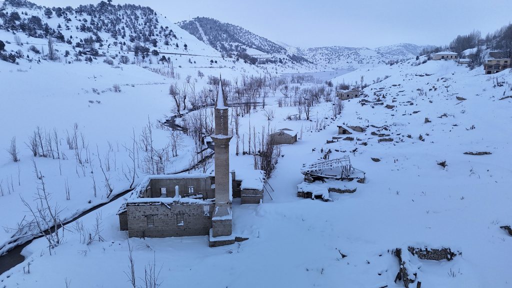 Kuraklık Pusat Barajı’nı Geri Çekti: 16 Yıl Sonra Ortaya Çıkan Eski Köy Kar Altında Kaldı AW632249 04 | Gündem Sivas™ Haber