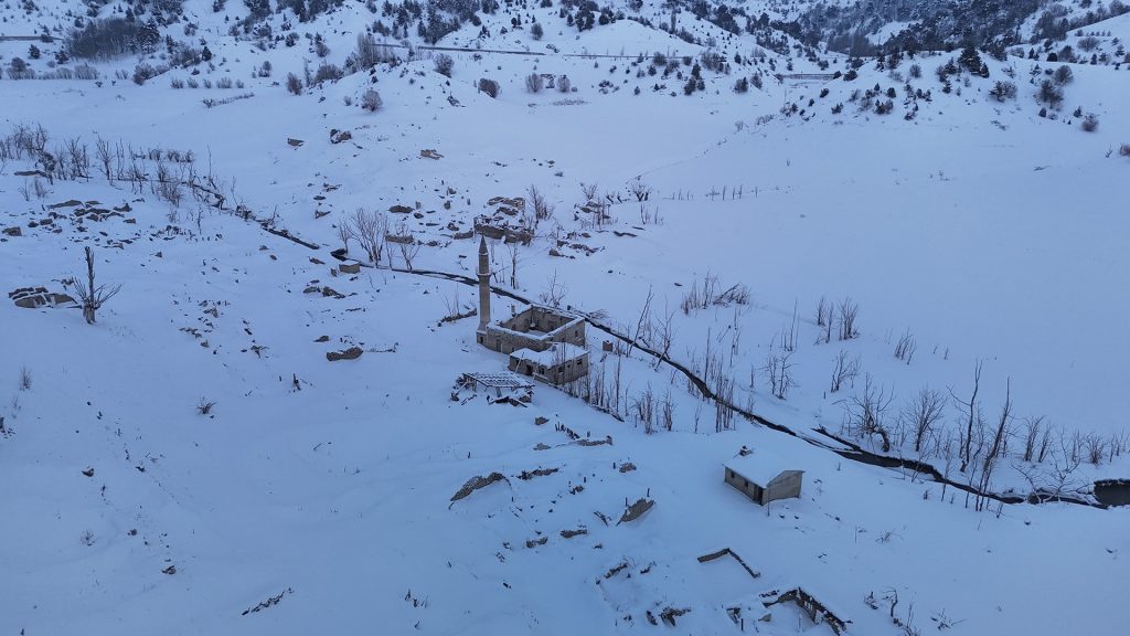 Kuraklık Pusat Barajı’nı Geri Çekti: 16 Yıl Sonra Ortaya Çıkan Eski Köy Kar Altında Kaldı AW632249 06 | Gündem Sivas™ Haber