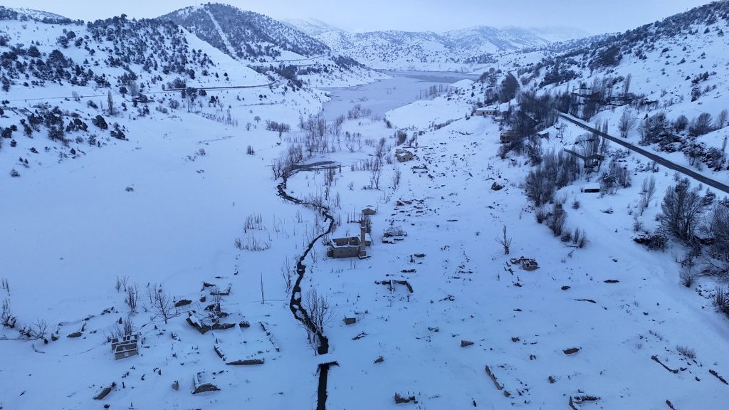Kuraklık Pusat Barajı’nı Geri Çekti: 16 Yıl Sonra Ortaya Çıkan Eski Köy Kar Altında Kaldı AW632249 07 | Gündem Sivas™ Haber