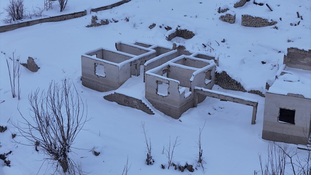 Kuraklık Pusat Barajı’nı Geri Çekti: 16 Yıl Sonra Ortaya Çıkan Eski Köy Kar Altında Kaldı AW632249 08 | Gündem Sivas™ Haber