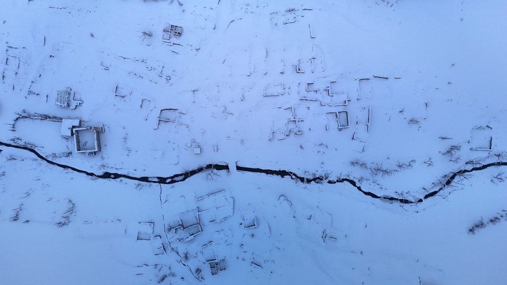 Kuraklık Pusat Barajı’nı Geri Çekti: 16 Yıl Sonra Ortaya Çıkan Eski Köy Kar Altında Kaldı AW632249 09 | Gündem Sivas™ Haber