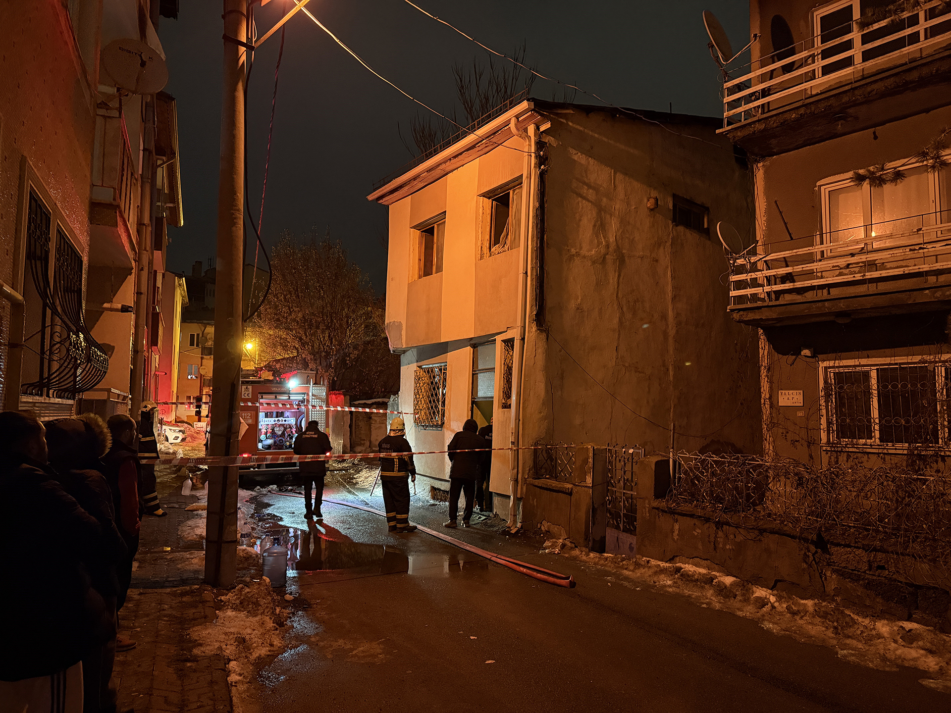 Sivas’ta Yürek Yakan Yangın: İki Katlı Evde 26 Kedi Hayatını Kaybetti, 10’u Kurtarıldı