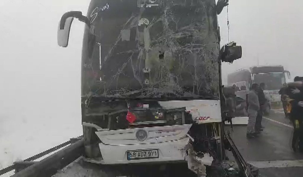 Sivas’taki Zincirleme Kazada Şok Görüntüler: Otobüs Şoförünün Direksiyon Başında Telefonla İlgilendiği Anlar Ortaya Çıktı AW632876 02 | Gündem Sivas™ Haber