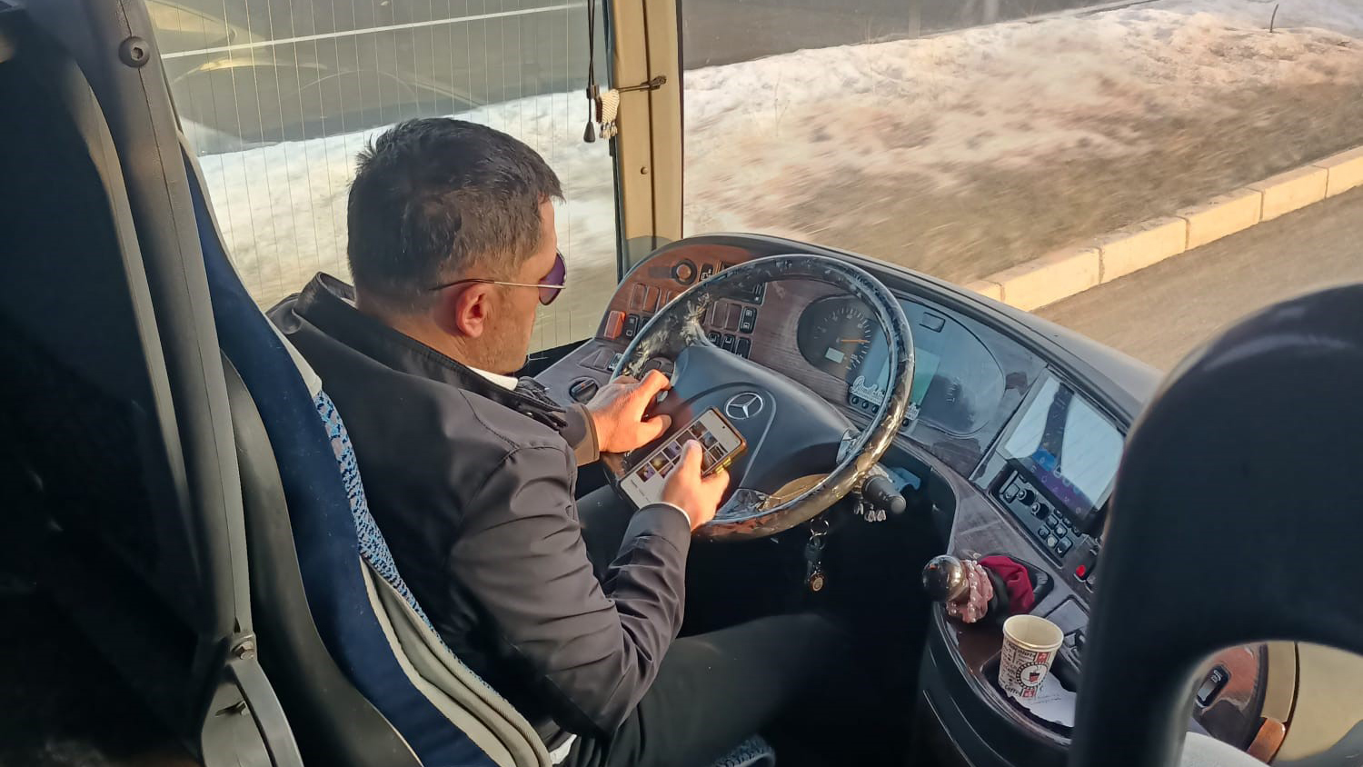 Sivas’taki Zincirleme Kazada Şok Görüntüler: Otobüs Şoförünün Direksiyon Başında Telefonla İlgilendiği Anlar Ortaya Çıktı