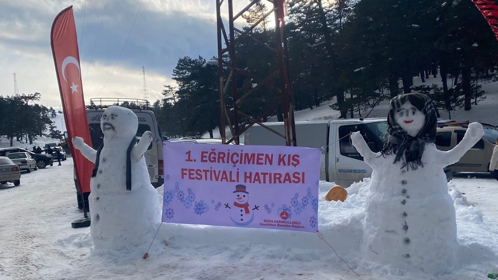 Eğriçimen Yaylası’nda Kış Coşkusu: Ekskavatörle Kızak, Halaylarla Isınan Festival AW633100 02 | Gündem Sivas™ Haber