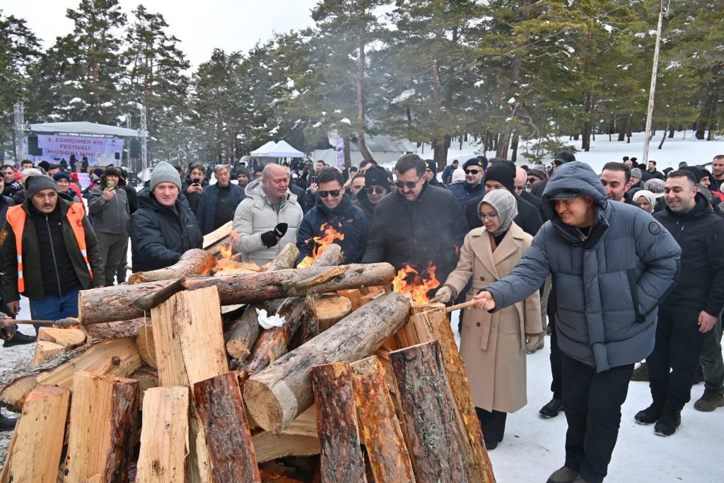 Eğriçimen Yaylası’nda Kış Coşkusu: Ekskavatörle Kızak, Halaylarla Isınan Festival AW633100 03 | Gündem Sivas™ Haber